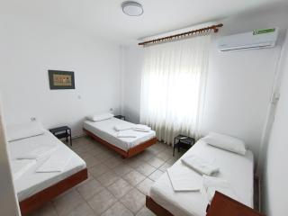 Leonidas Village House - 7