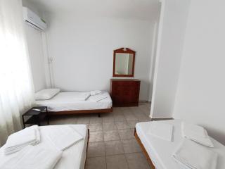 Leonidas Village House - 6