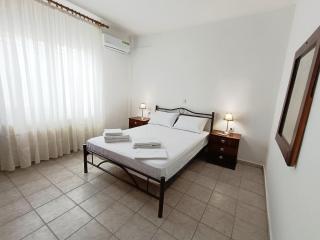 Leonidas Village House - 9