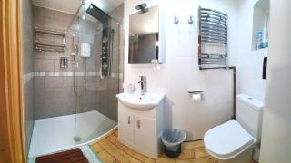 FREE DOG STAY - LARGE APARTMENT - FREE PUBLIC PARKING BEDROOM TV, WALK in SHOWER - FULL Kitchen - NETFLIX - Super Fast WiFi - DVD's-Welcome Tray - No Deposits - Just Meters from Gavin n Stacey Film House - 9