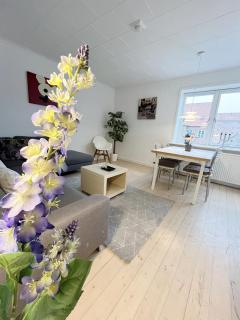Cozy & Bright Central Townhouse with Free Parking - 8