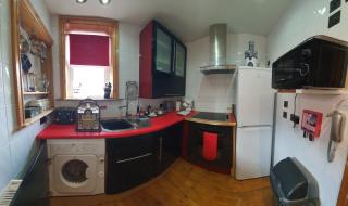 FREE DOG STAY - LARGE APARTMENT - FREE PUBLIC PARKING BEDROOM TV, WALK in SHOWER - FULL Kitchen - NETFLIX - Super Fast WiFi - DVD's-Welcome Tray - No Deposits - Just Meters from Gavin n Stacey Film House - 6