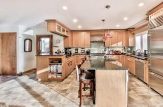 Mountain house w/ stunning views & gourmet kitchen - 8