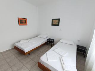Leonidas Village House - 5