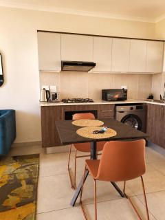 Cozy airport stay with gym braai and workspace - 5