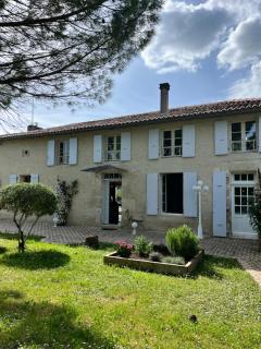 Chez Gargatte, gîte 4 chambres, 12personnes , piscine privée chauffée de mai à septembre , FR - 9
