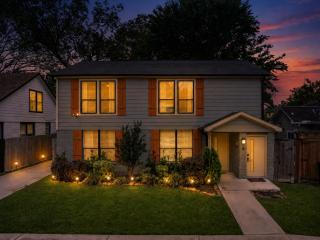 5BR Home - Sleeps 12 - Near Downtown & Med Center - 2