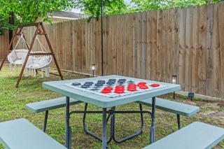 5BR Home - Sleeps 12 - Near Downtown & Med Center - 6