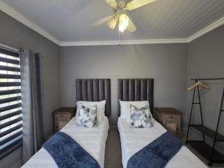 Grey Crescent living 2 - 6