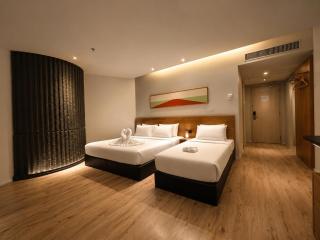deKing Hotel Twin Towers by DK Hospitality - 2