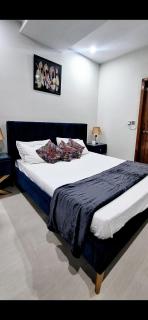 Luxury Private 2BHK Retreat with Netflix WiFi Ac & self check-in - 7