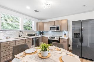 5BR Home - Sleeps 12 - Near Downtown & Med Center - 9