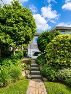Happy, Cozy, Loving Guest Space in West Vancouver - 8