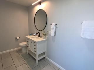 Peaceful One Bedroom Apartment with Gym and Parking - 1