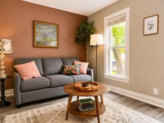 Luna Cottage Hot Tub 3BR Near Downtown TART Trail Grill - 8