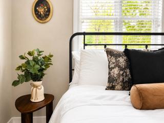 Luna Cottage Hot Tub 3BR Near Downtown TART Trail Grill - 5