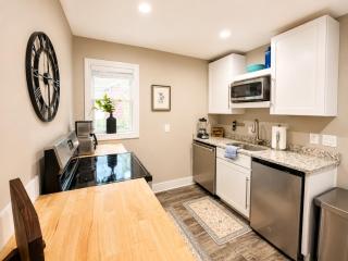 Luna Cottage Hot Tub 3BR Near Downtown TART Trail Grill - 4