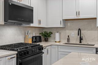 High End 2BR 1BA East Austin Home Mins to Downtown Lady Bird by Austin Vacay - 8
