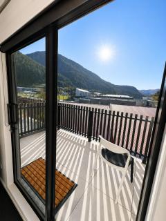 Modern Queenstown Apartment - walk to town - 4