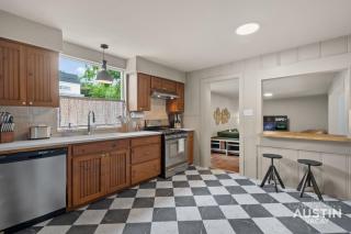 Tarrytown 3BR 2BA Heated Chilled Cowboy Pool Game Lounge by Austin Vacay - 9