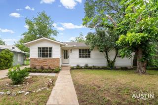 Tarrytown 3BR 2BA Heated Chilled Cowboy Pool Game Lounge by Austin Vacay - 4