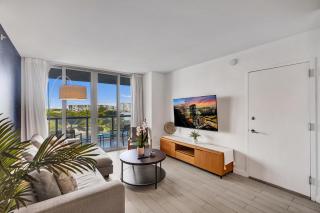 Ocean and Canal View Condo Resort Hallandale 706 - 0