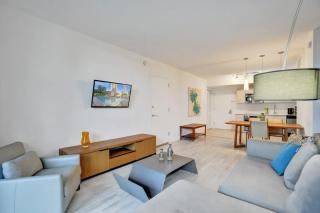 Large 2-Bedroom Condo Near Ocean Beach Service 410 - 2