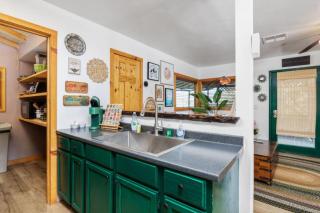 River Falls-Hot Tub and Mountian Views-sleeps 4 - 0