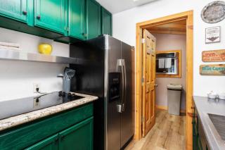 River Falls-Hot Tub and Mountian Views-sleeps 4 - 8