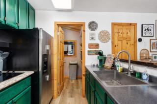 River Falls-Hot Tub and Mountian Views-sleeps 4 - 3
