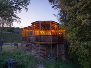 River Falls-Hot Tub and Mountian Views-sleeps 4 - 1