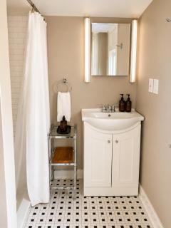 Astra Cottage Hot Tub 2BR Near Downtown TART Trail Grill - 9