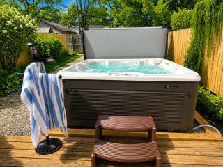 Astra Cottage Hot Tub 2BR Near Downtown TART Trail Grill - 2