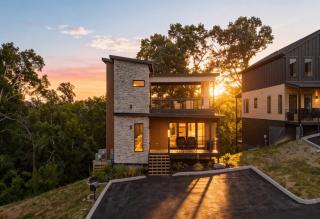 Cozy cabin retreat w Hot Tub & Rooftop Deck near Dollywood - 8