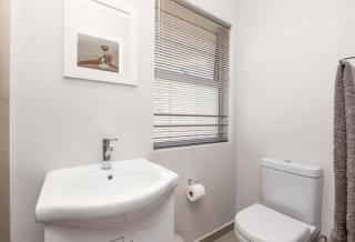 Fourways Executive Singles Studio - Secure, modern unit - 8