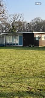 Renovated Broads Chalet, Pool and Clubhouse - 9