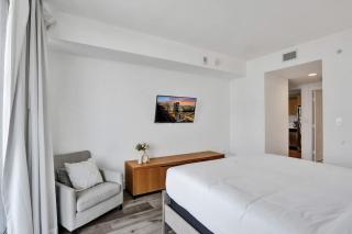Elegant Corner Condo Balcony Canal View 2910 - 3