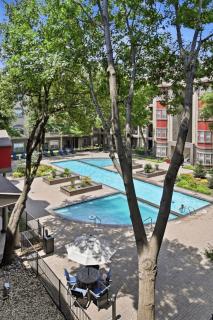 Dallas Medical District 2BR with Smart TVs - 5