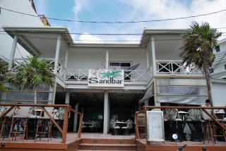Sandbar Beachfront Hotel & Hostel Restaurant - 6