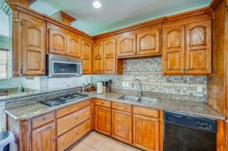 Red Oak Group Getaway w/ Yard + Patio - 3