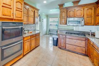 Red Oak Group Getaway w/ Yard + Patio - 2