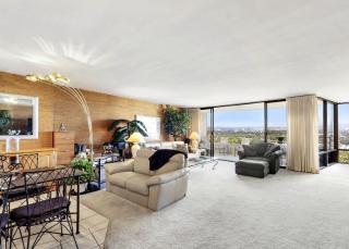 Three Bedroom Residence with Panoramic Water Views - 9