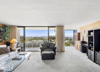 Three Bedroom Residence with Panoramic Water Views - 7