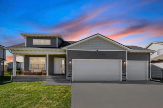 Spacious Modern Home-20 minutes from Des Moines - 0
