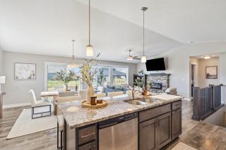 Spacious Modern Home-20 minutes from Des Moines - 8