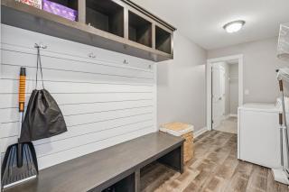 Spacious Modern Home-20 minutes from Des Moines - 2