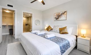 Lux property great for 1 to 8 Guests-family trip ,5Beds 2Rooms Staycation with Gym and EV, proximity to Downtown and Beaches - 6