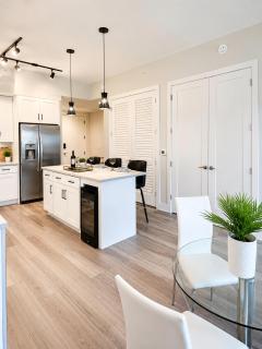 Lux property great for 1 to 8 Guests-family trip ,5Beds 2Rooms Staycation with Gym and EV, proximity to Downtown and Beaches - 1
