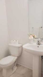 3BR Home Near Niagara Falls King Bed Free Parking 75 Inch TV & Wi-Fi - 2