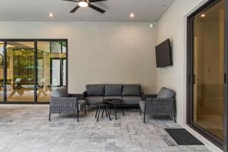 Miami Ultra Villa w Pool Movie Theater Pickle Ball - 4